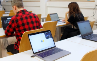 Bild zeigt eine Situation einer Prüfung mit Studierenden an Laptops mit dem Lernstick.