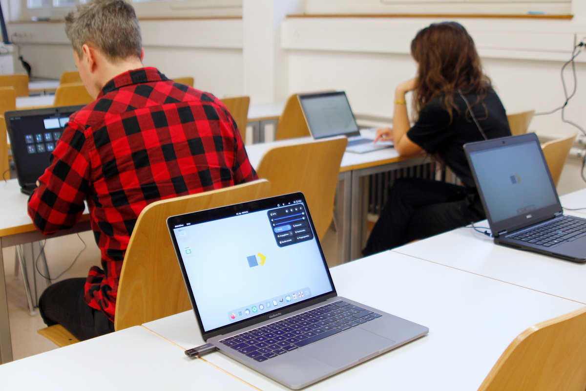 Bild zeigt eine Situation einer Prüfung mit Studierenden an Laptops mit dem Lernstick.